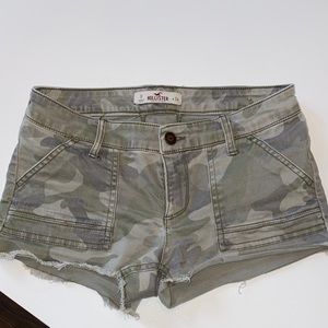 Hollister Low Rise Camo Short Shorts Size 0
